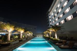 una piscina di fronte a un edificio di notte di Taj Swarna, Amritsar ad Amritsar