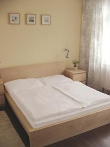 茲林的住宿－薩隆酒店，一间卧室配有一张带白色床单的大床