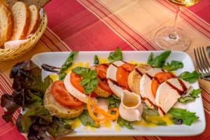 un plato de comida con bocadillos y verduras en una mesa en Goldener Pfropfenzieher, en Oberwesel