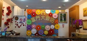 - un mur dans une cuisine avec des fleurs dans l'établissement Fu Men Hotel, à Pingtung