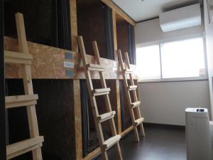een kamer met vier houten ladders die tegen een muur leunen bij Pirka Sapporo in Sapporo