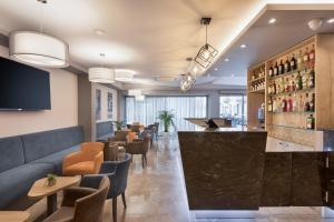 Lounge o bar area sa Azur Hotel by ST Hotels