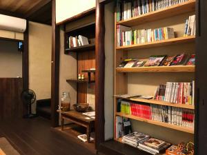 京都市にある吉田の小さな宿 入ルの本棚付きの部屋