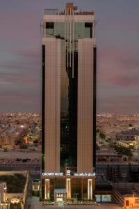 un gran edificio con dos torres en una ciudad en فندق كراون روز الصحافة Crowne Rose AlSahafa Hotel, en Riad