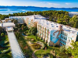 - une vue aérienne sur un bâtiment avec une piscine dans l'établissement Amadria Park Kids Hotel Andrija, à Šibenik