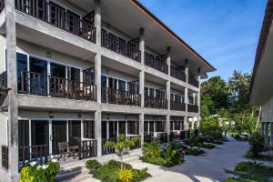 vista esterna di un edificio con balconi di Baan Suan Ta Hotel a Ko Tao