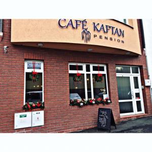 ein Café katerinian mit Weihnachtskränze in den Fenstern in der Unterkunft Café Kaftan - pension in Kolín