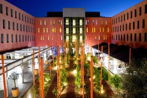 Garden sa labas ng Radisson Blu Hotel Toulouse Airport