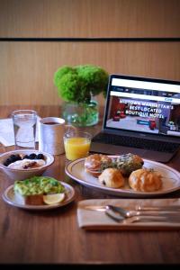 Makanan di atau di tempat lain dekat hotel