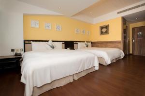 Tempat tidur dalam kamar di Hotelday  Kenting