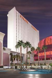 hotel z palmami przed nim w obiekcie Circus Circus Hotel, Casino & Theme Park w Las Vegas