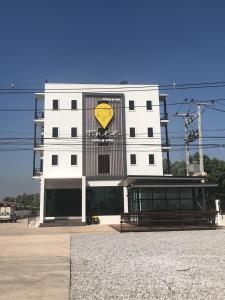 een wit gebouw met een geel hart erop geschilderd bij T-NEE Hotel@Udon in Udon Thani