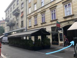 una tienda con una cinta azul delante de un edificio en Main Square Modern Apartments, en Zagreb