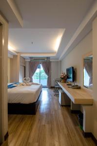 Habitación de hotel con cama y escritorio en Tara Lake, en Bangkok