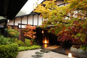 een gebouw met een binnenplaats met rotsen en bomen bij Hidaji (Adult Only) in Takayama