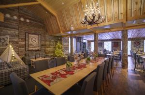 una sala da pranzo con un lungo tavolo e sedie di Wilderness Hotel Muotka & Igloos a Saariselka