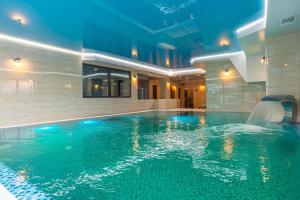 Amarena SPA Hotel - Breakfast included in the price Spa Swimming pool Sauna Hammam Jacuzzi Restaurant inexpensive and delicious food Parking area Barbecue 400 m to Bukovel Lift 1 room and cottages 내부 또는 인근 수영장