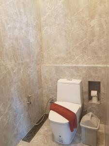 uma casa de banho com um WC branco e uma lata de lixo em In Touch Resort em Ko Tao