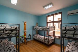 Zimmer mit 3 Etagenbetten und einem Fenster in der Unterkunft Smart Hostel Sofia in Sofia