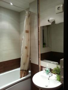 ein Badezimmer mit einem Waschbecken, einer Dusche und einer Badewanne in der Unterkunft Elegance on a Budget - Rooms for Rent in Sofia Center in Sofia