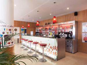 un bar in un ristorante con sgabelli di Hotel ibis Porto Sao Joao a Porto