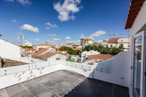 balkon z widokiem na miasto w obiekcie Casa dos Castelos w mieście Évora