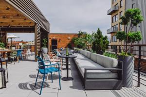 un patio avec des tables et des chaises dans un bâtiment dans l'établissement Crossroads Hotel, à Kansas City