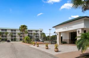 un bâtiment avec un parking en face de celui-ci dans l'établissement Park Royal Orlando, à Kissimmee