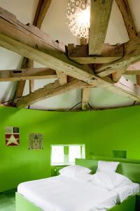 Un pat sau paturi într-o cameră la Teaching Hotel
