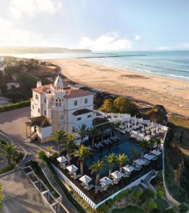 eine Luftansicht auf das Hotel und den Strand in der Unterkunft Bela Vista Hotel & Spa - Relais & Chateaux in Portimão