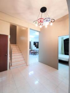 Warni Villa 8 Whole Or Room في موار: غرفة معيشة بها درج وسقف