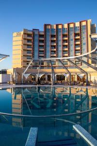 un edificio con piscina e un edificio con un edificio di Vega Hotel a Mamaia