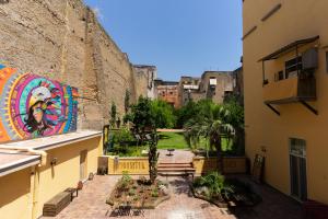 - une vue depuis le balcon d'un bâtiment dans l'établissement HOPESTEL Secret Garden Napoli, à Naples