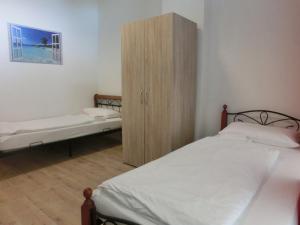 - une chambre avec un lit et une armoire en bois dans l'établissement Pension Stadtpark, à Hambourg