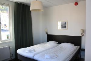 Llit o llits en una habitació de Grännagården Hotell och Restaurang