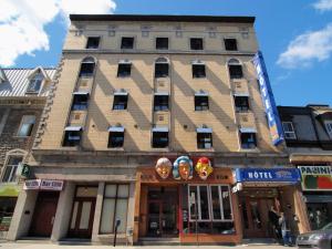 um edifício alto na esquina de uma rua em Hotel St-Denis em Montreal