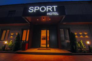 un ingresso dell'hotel con un cartello che legge Sport Hotel di Sport Hotel 1 a Čerkasy