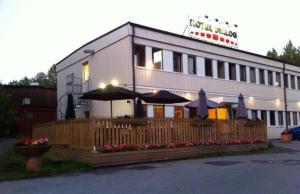 un ristorante con ombrelloni di fronte a un edificio di Hotell Dialog a Stoccolma