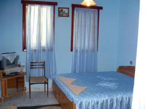 - une chambre avec un lit, un bureau et une chaise dans l'établissement Guest House Rimski Most, à Melnik