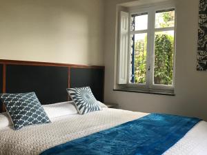 Łóżko lub łóżka w pokoju w obiekcie Suites Mendibil Irun con parking gratuito dentro de la propiedad
