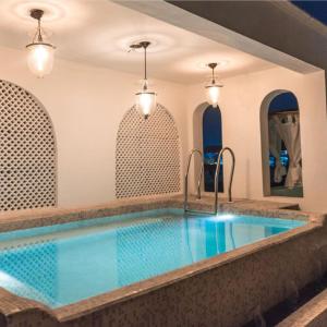 Una gran piscina en una habitación con en Villa 243, en Jaipur