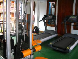 un gimnasio con dos cintas de correr y dos máquinas en Chanthapanya Hotel en Vientián