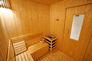 een houten hut met een sauna en een raam bij Pacific Park Hotel in Si Racha