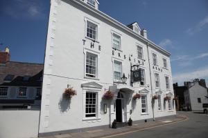 um edifício branco com flores na frente em The Erskine Arms em Conwy