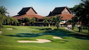 Jugar a golf al resort o a prop