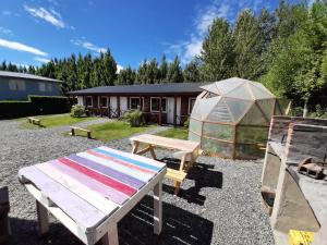 stół piknikowy i jurta na podwórku w obiekcie Flores Patagonicas Cabañas w mieście El Calafate