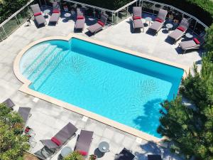 Swimmingpoolen hos eller tæt på Le M & Spa Bordeaux Aéroport by Hôtels & Préférence