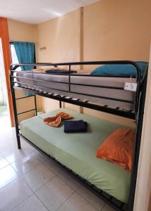 Tempat tidur dalam kamar di Kalunai Hostel