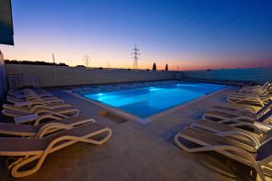 Swimming pool sa o malapit sa Hotel Aventus