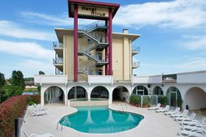 Piscina a Hotel Rivus o a prop